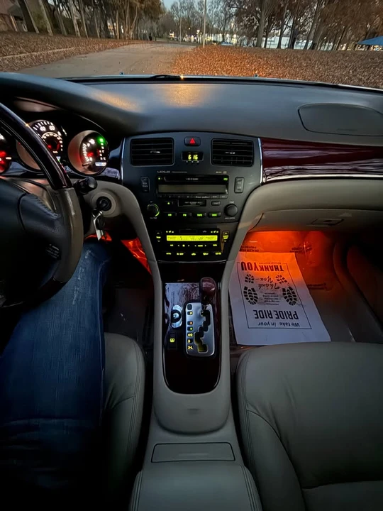 2004 Lexus ES 4th Gen - Image 13 of 20