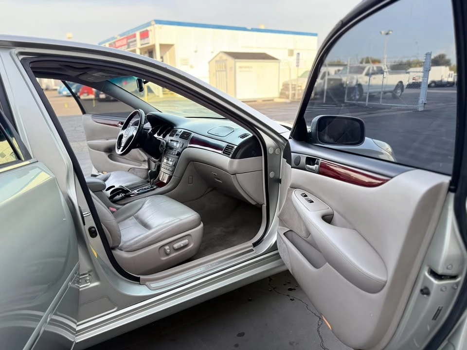 2004 Lexus ES 3rd Gen - Image 11 of 15