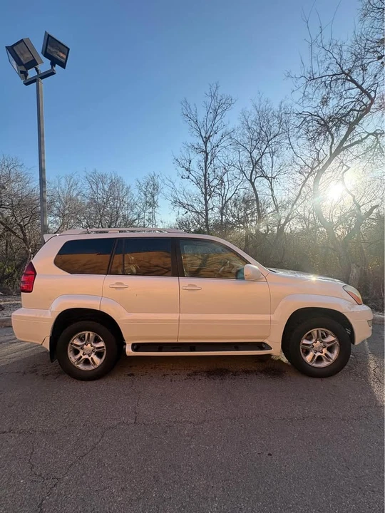 2004 Lexus GX 1st Gen - Image 3 of 8