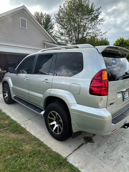 2004 Lexus GX 1st Gen - Image 4 of 10
