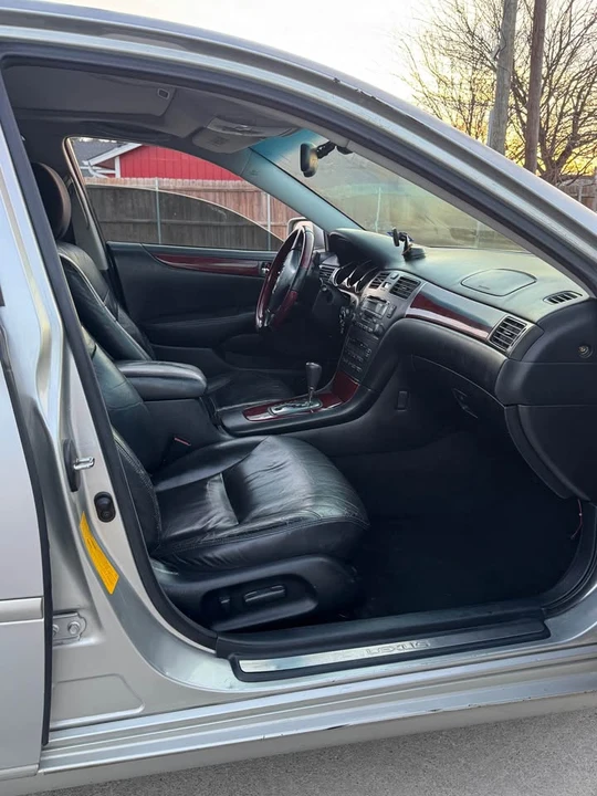 2004 Lexus LS 3rd Gen - Image 11 of 15