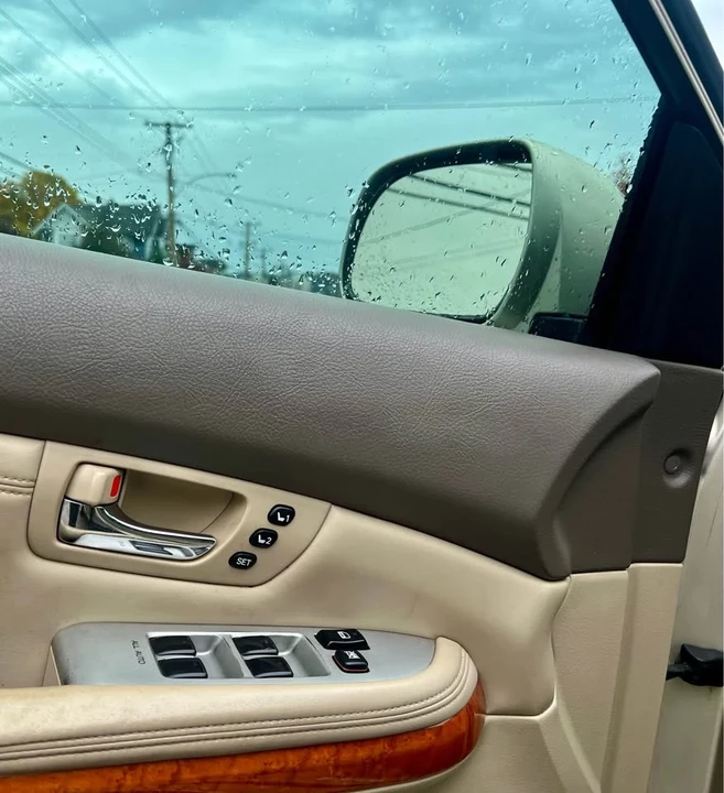 2004 Lexus LX 2nd Gen - Image 9 of 19