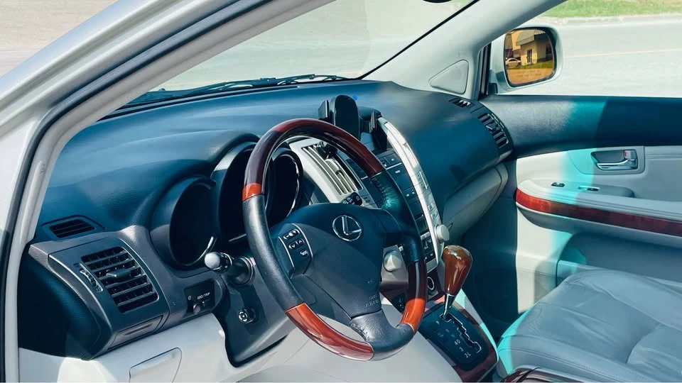 2004 Lexus RX 2nd Gen - Image 4 of 14
