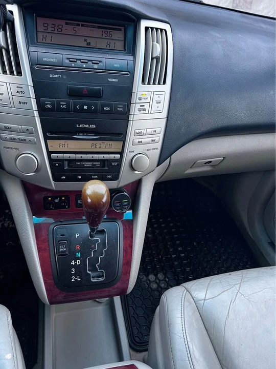 2004 Lexus RX 2nd Gen - Image 5 of 9