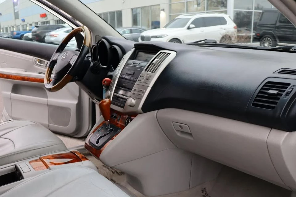 2004 Lexus RX 2nd Gen - Image 16 of 20