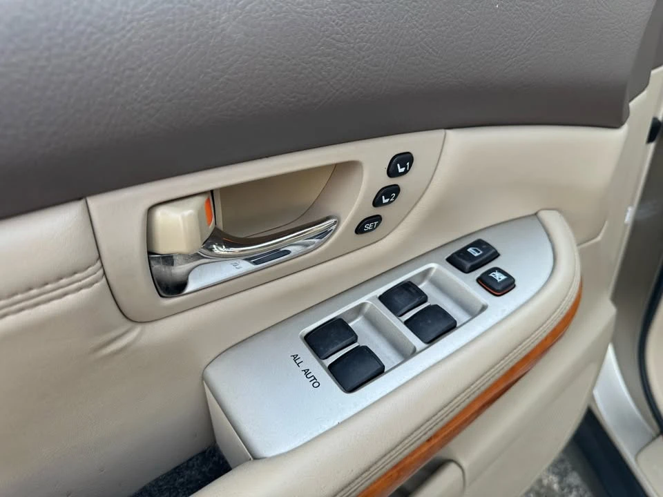 2004 Lexus RX 2nd Gen - Image 12 of 20