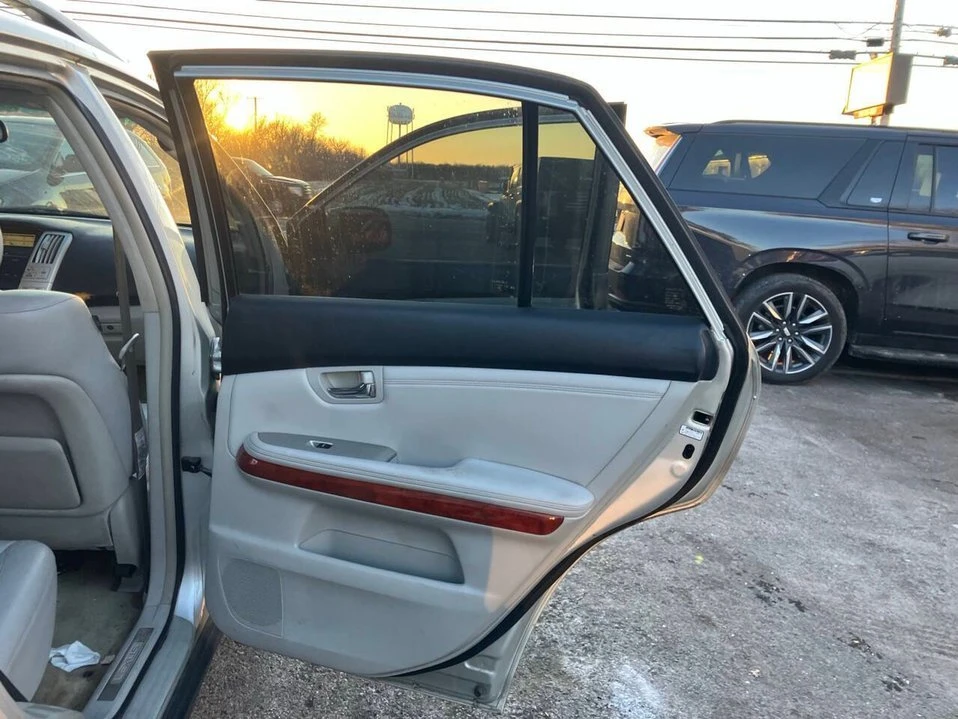 2004 Lexus RX 2nd Gen - Image 17 of 20