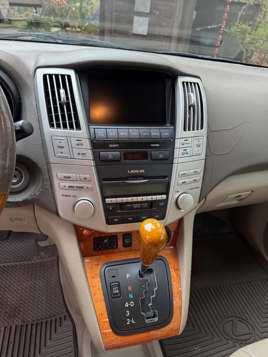 2004 Lexus RX 2nd Gen - Image 13 of 16
