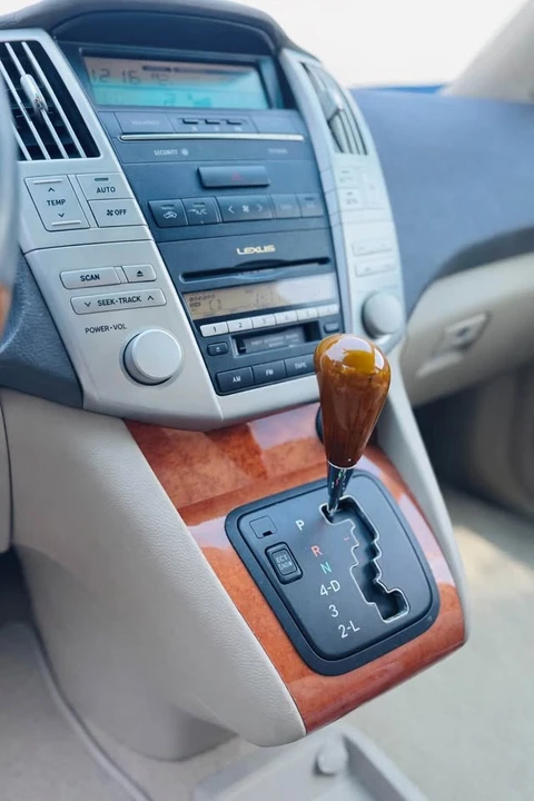 2004 Lexus RX 2nd Gen - Image 11 of 20