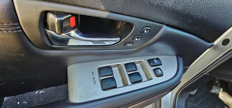 2004 Lexus RX 2nd Gen - Image 11 of 16