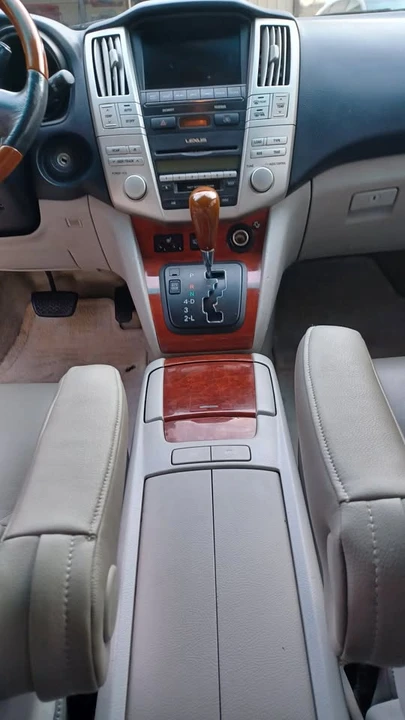2004 Lexus RX 2nd Gen - Image 11 of 20
