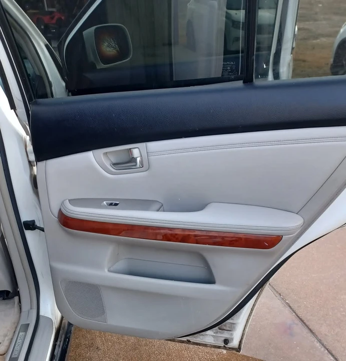 2004 Lexus RX 2nd Gen - Image 18 of 20