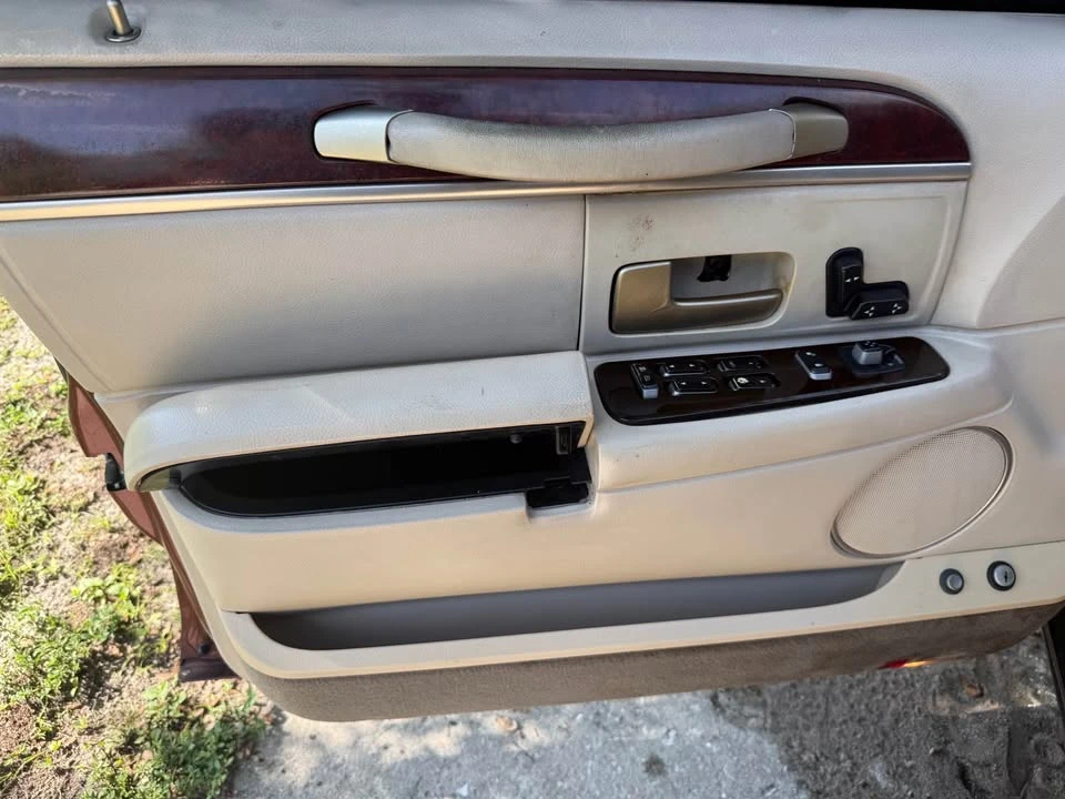 2004 Lincoln Continental - Image 7 of 10