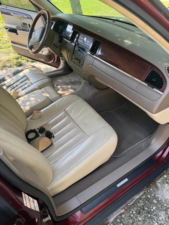 2004 Lincoln Continental - Image 9 of 10