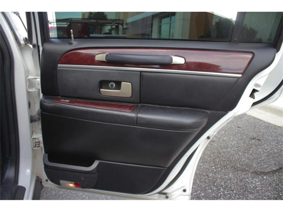 2004 Lincoln Town Car - Image 10 of 14