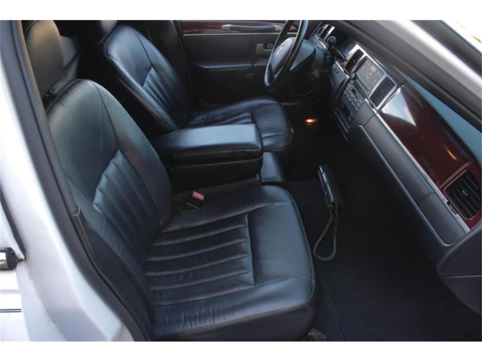 2004 Lincoln Town Car - Image 9 of 14