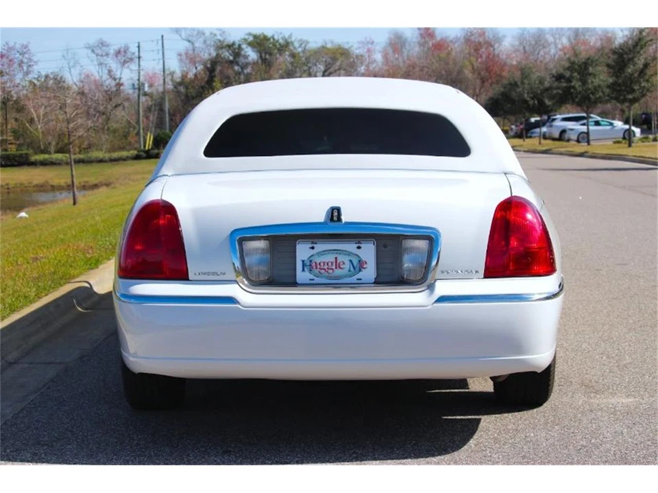 2004 Lincoln Town Car - Image 2 of 14