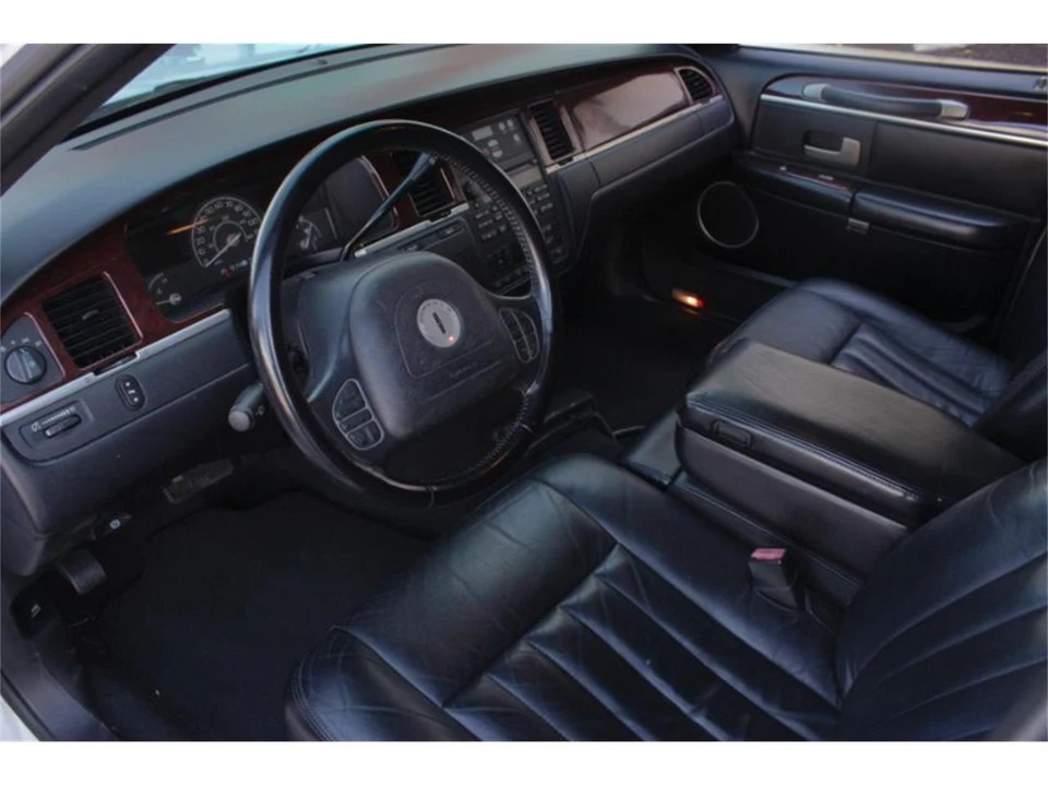2004 Lincoln Town Car - Image 11 of 14