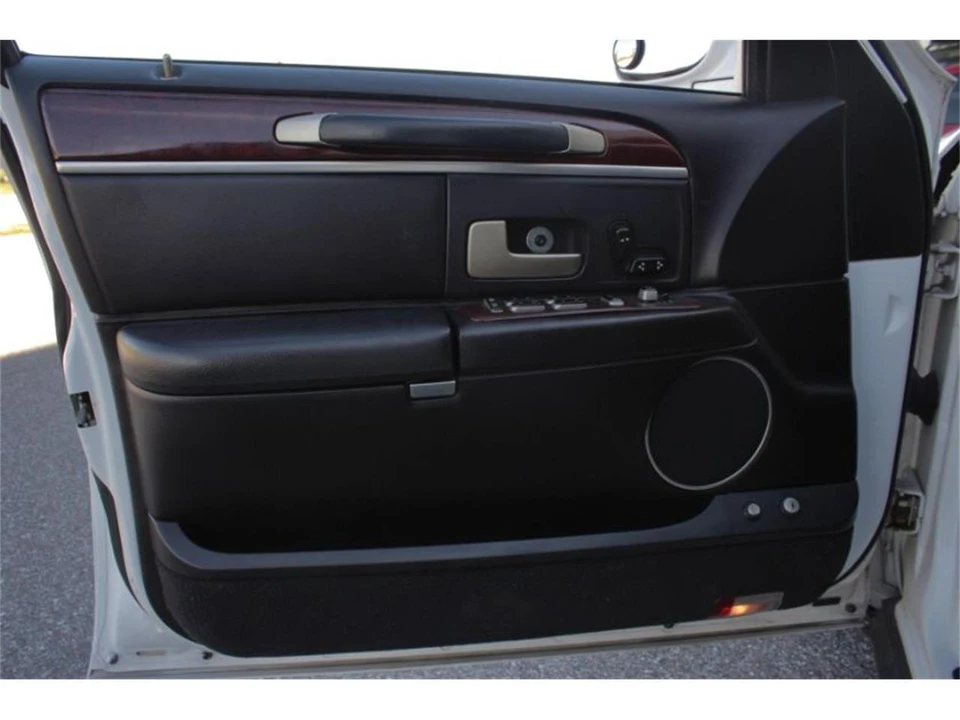 2004 Lincoln Town Car - Image 13 of 14