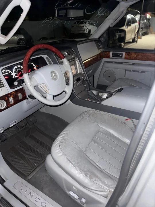 2004 Lincoln Navigator 2nd Gen - Image 10 of 12