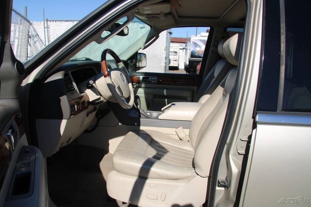 2004 Lincoln Navigator 2nd Gen - Image 13 of 21
