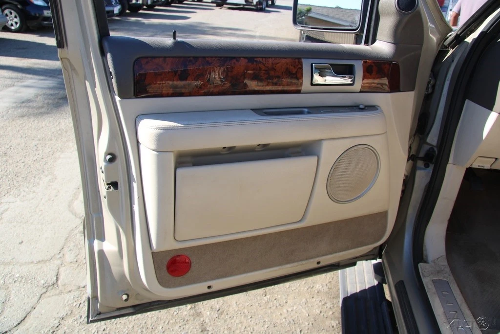 2004 Lincoln Navigator 2nd Gen - Image 12 of 21