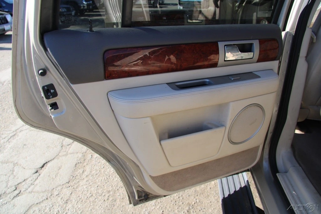 2004 Lincoln Navigator 2nd Gen - Image 19 of 21