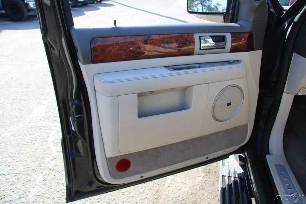 2004 Lincoln Navigator 2nd Gen - Image 14 of 21