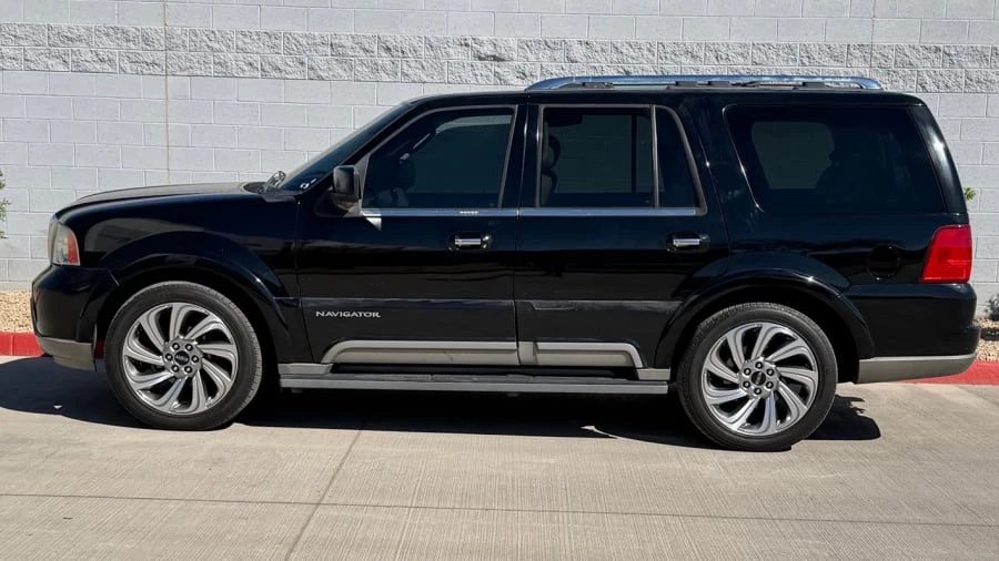 2004 Lincoln Navigator 2nd Gen - Image 2 of 17