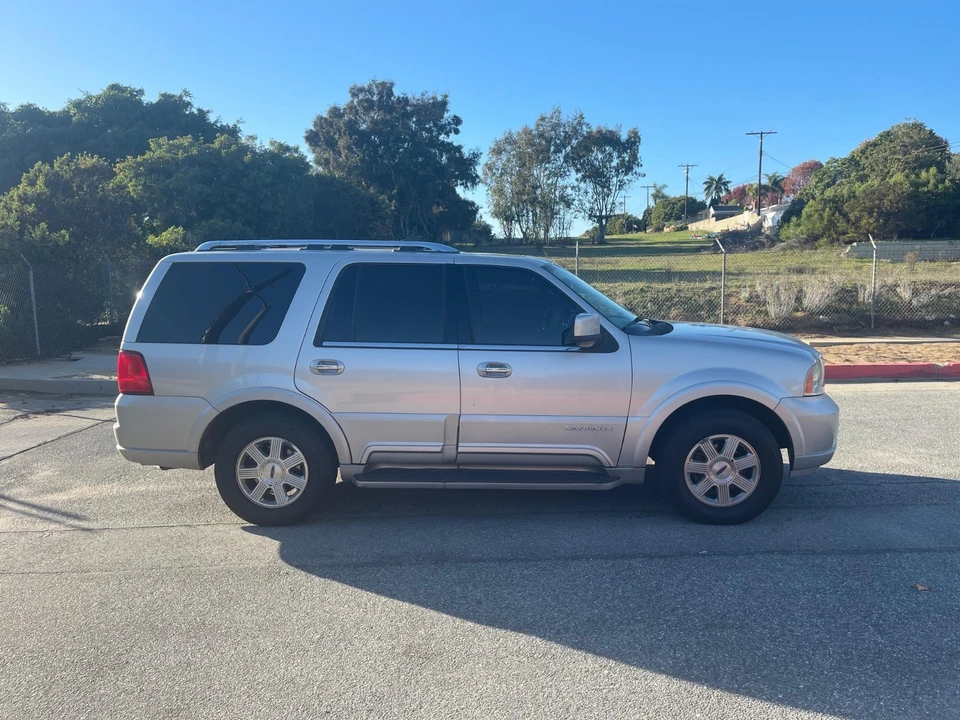 2004 Lincoln Navigator 2nd Gen - Image 2 of 13