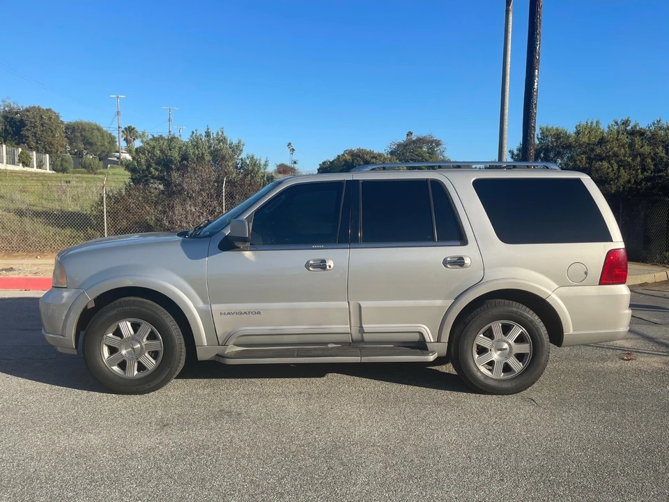 2004 Lincoln Navigator 2nd Gen - Image 3 of 13