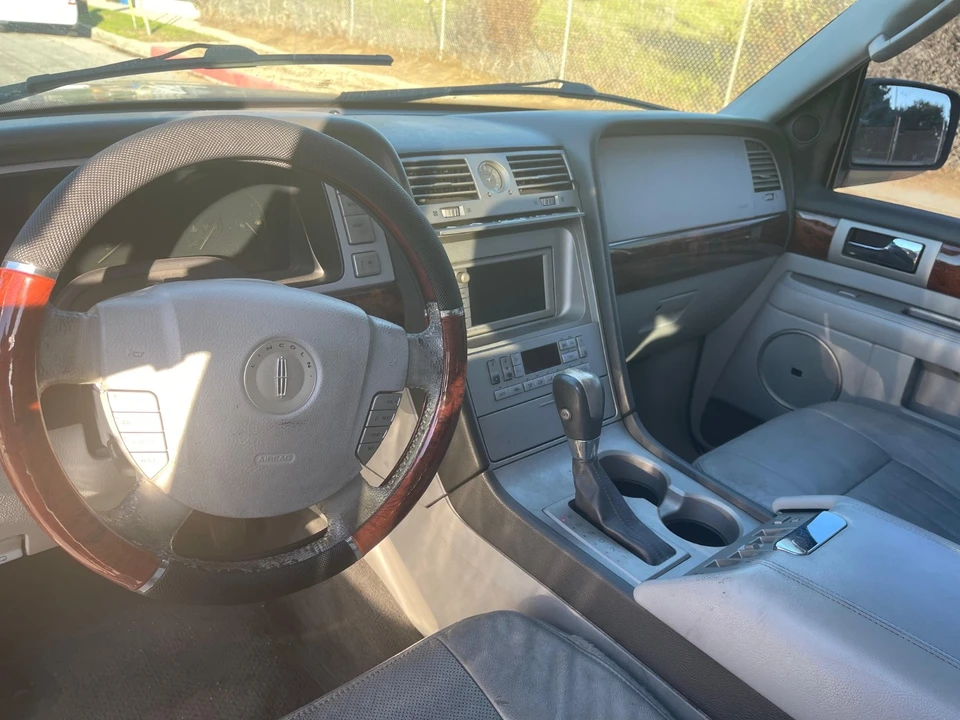 2004 Lincoln Navigator 2nd Gen - Image 9 of 13