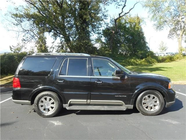 2004 Lincoln Navigator 2nd Gen - Image 2 of 12