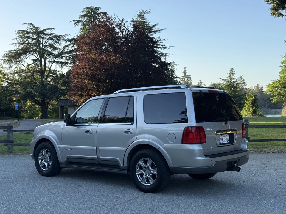 2004 Lincoln Navigator 2nd Gen - Image 9 of 31
