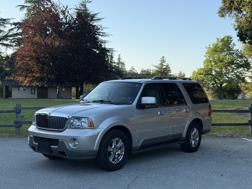 2004 Lincoln Navigator 2nd Gen - Image 2 of 31