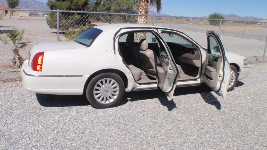 2004 Lincoln Town Car - Image 9 of 25