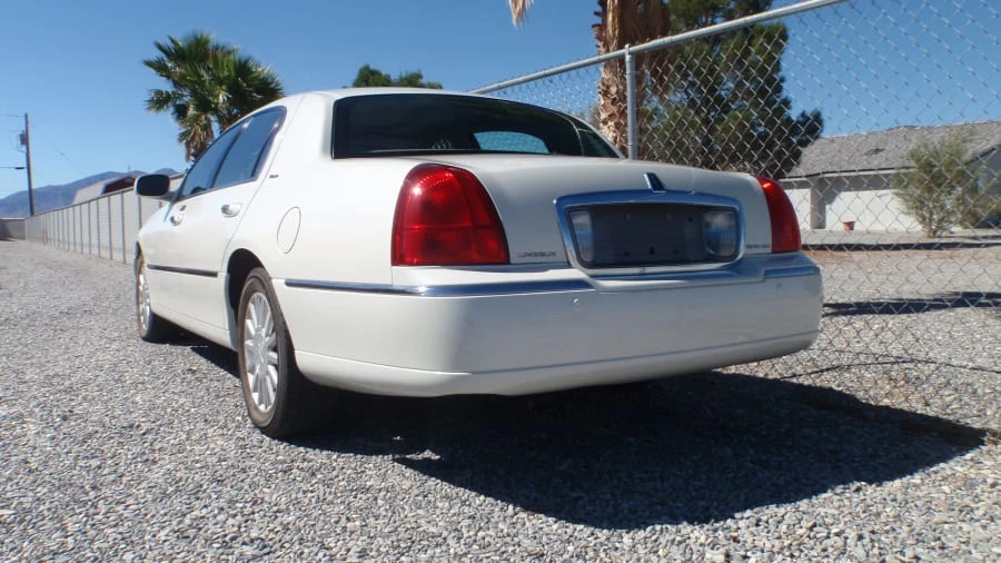 2004 Lincoln Town Car - Image 3 of 25