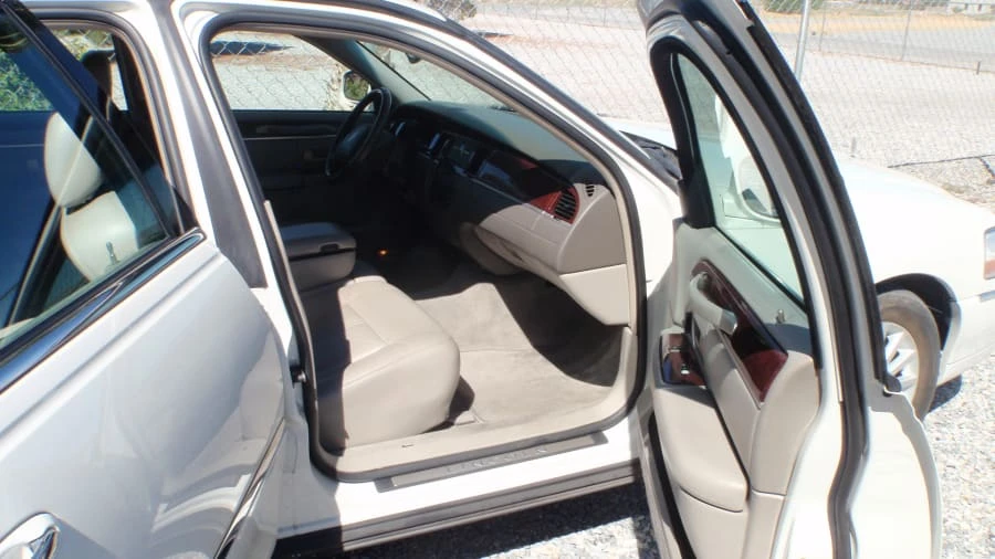 2004 Lincoln Town Car - Image 19 of 25