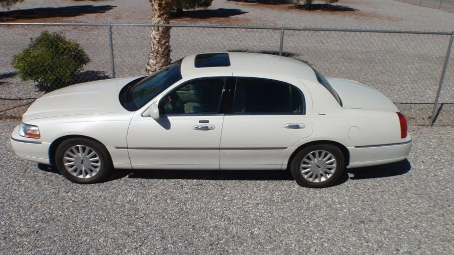 2004 Lincoln Town Car - Image 2 of 25