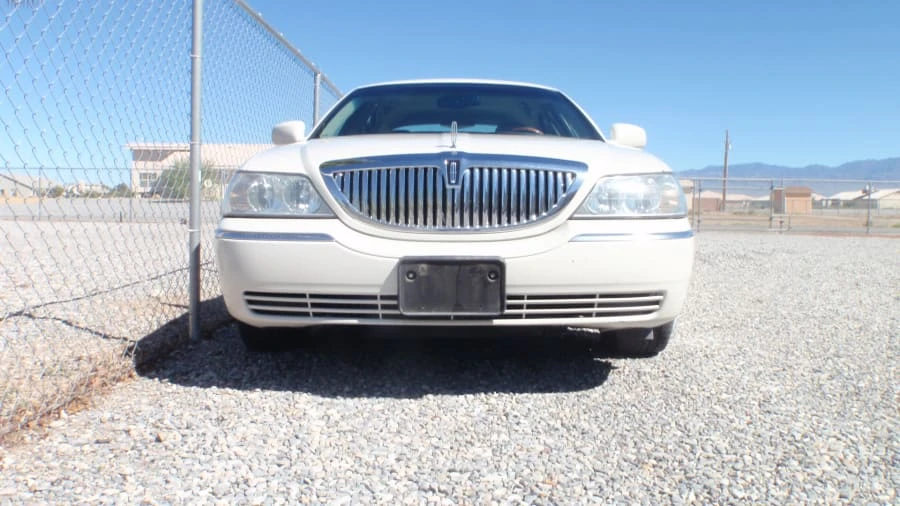 2004 Lincoln Town Car - Image 4 of 25