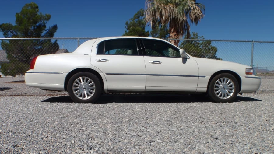 2004 Lincoln Town Car - Image 6 of 25