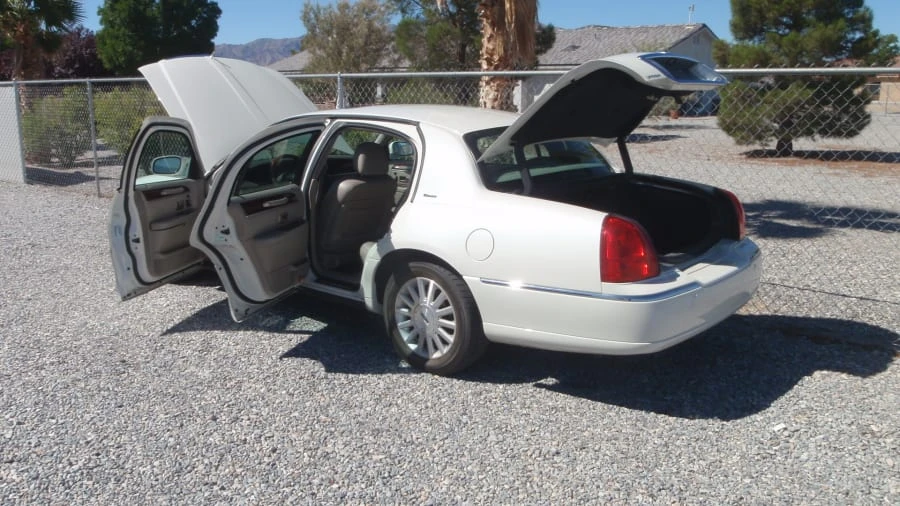 2004 Lincoln Town Car - Image 10 of 25