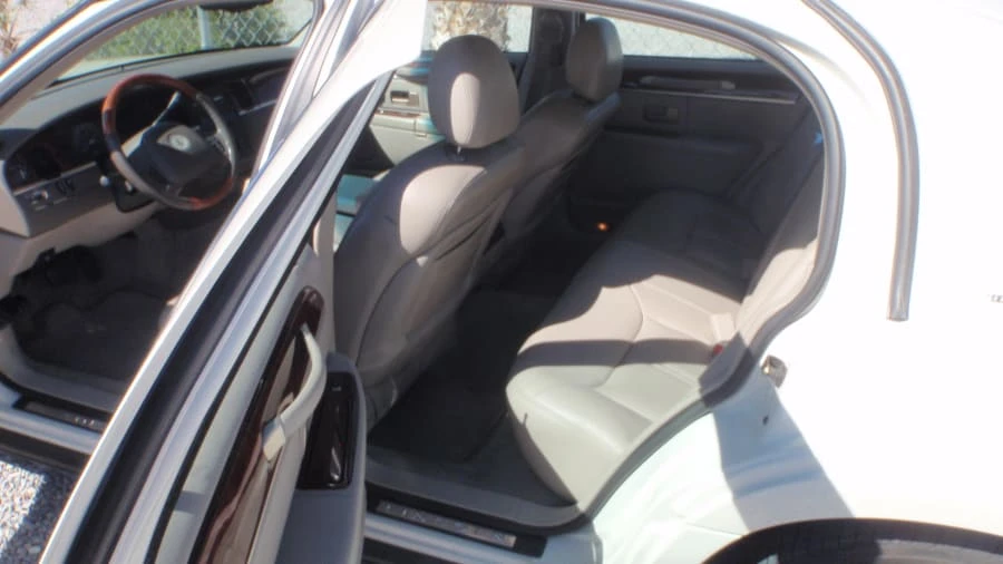 2004 Lincoln Town Car - Image 12 of 25