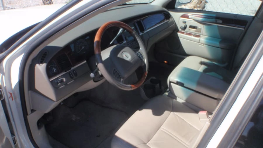 2004 Lincoln Town Car - Image 11 of 25