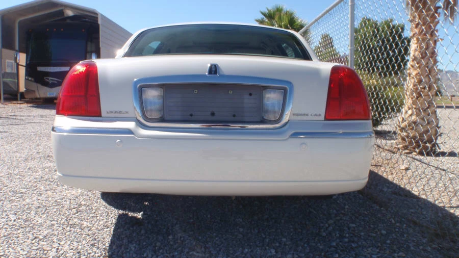 2004 Lincoln Town Car - Image 5 of 25