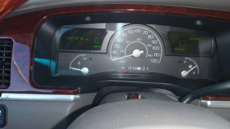 2004 Lincoln Town Car - Image 20 of 25