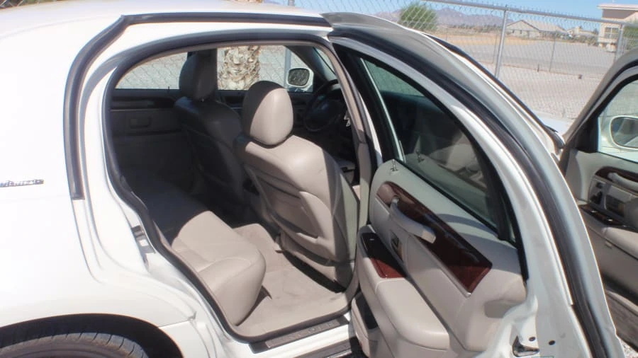 2004 Lincoln Town Car - Image 18 of 25