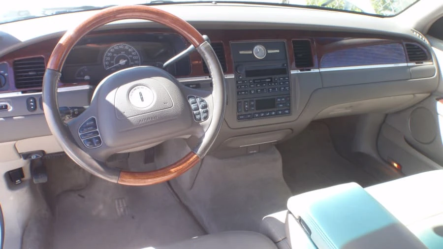 2004 Lincoln Town Car - Image 15 of 25
