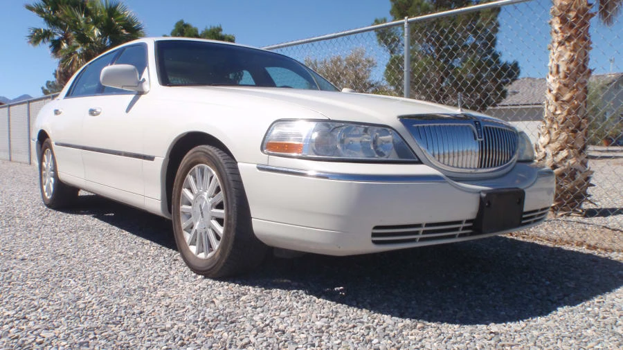 2004 Lincoln Town Car - Image 7 of 25
