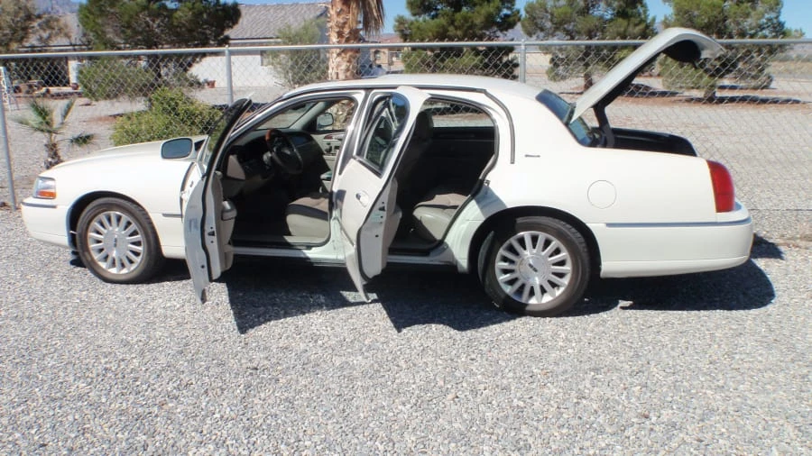 2004 Lincoln Town Car - Image 8 of 25